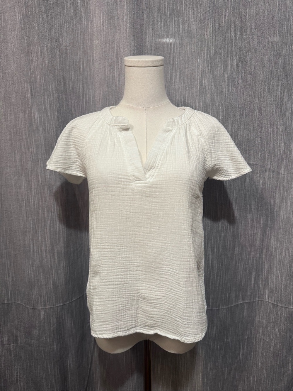 EUC Olive and Oak White Gauze V-Neck Short Sleeve Top - Size XS
